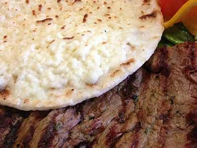 You are currently viewing Carne Asada con Arepa y Queso
